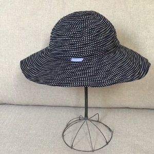 Wallaroo Ladies petite scrunchie sun hat. Never worn